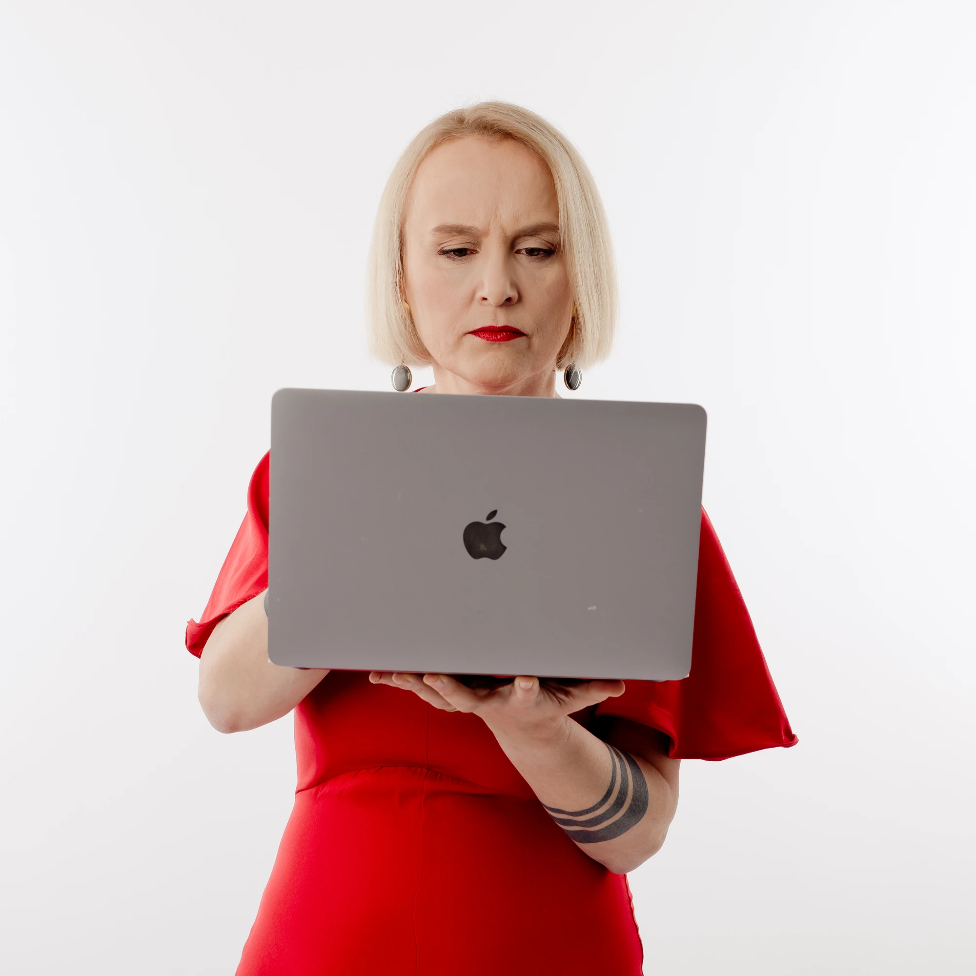 Luiza Wójtowicz-Waga pracująca na laptopie
